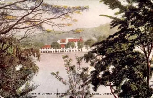 Ak Kandy Sri Lanka Ceylon, Aussicht auf das Queen's Hotel, See, Ceylon, Bäume im Vordergrund