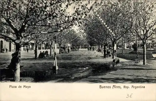 Ak Buenos Aires Argentinien, Plaza de Mayo, Bäume, Menschen, Lichter