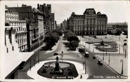 Ak Buenos Aires Argentinien, Avenida Leandro N. Alem, moderner Platz, alte Gebäude, Statue, St...