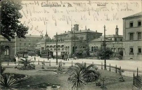 Ak Ludwigshafen am Rhein, Bahnhof, historische Architektur, Parkanlage, Straßenbahn