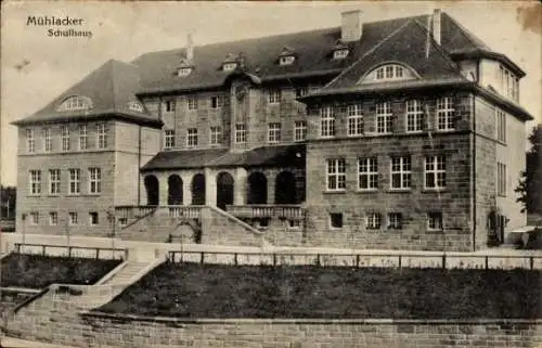 Ak Mühlacker im Enzkreis Württemberg, Mühlacker Schulhaus, große Steinfassade, zwei Etagen, Vo...