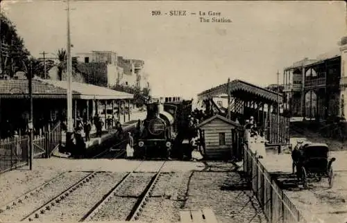 Ak Suez Ägypten, Station, Lokomotive, Bahngleis, Gebäude, Passagiere