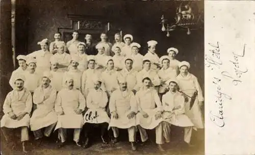 Ak London City England, Kochgruppe, 26 Männer in Uniformen, alle mit weißen Schürzen.