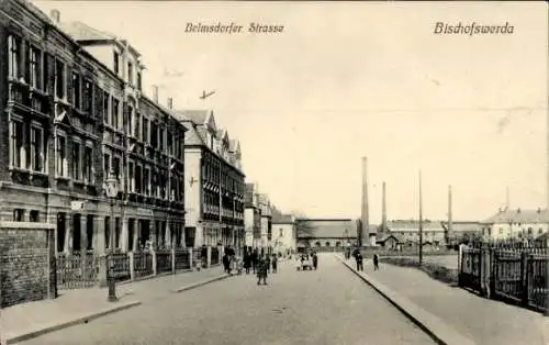 Ak Bischofswerda in Sachsen, Belmsdorfer Straße, Häuserzeile, Straßenansicht, Menschen, Fabrik...
