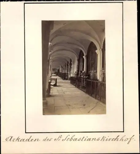 Foto Salzburg in Österreich, um 1865, St. Sebastians Kirchhof, Arkaden