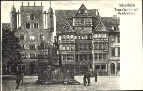 Ak Hildesheim in Niedersachsen, Fachwerkhaus, davor ein Brunnen, dahinter ein Turm