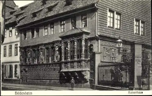 Ak Hildesheim in Niedersachsen, Fachwerkhaus mit Erker, davor ein Mann mit Hut.