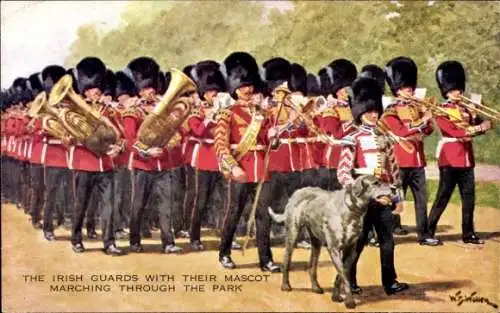 Künstler Ak The Irish Guards with their mascot marching through the park