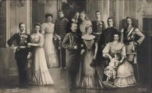 Ak Kaiserliche Familie, Kaiser Wilhelm II, Kaiserin Auguste Viktoria, Kronprinzenpaar, Liersch 1500