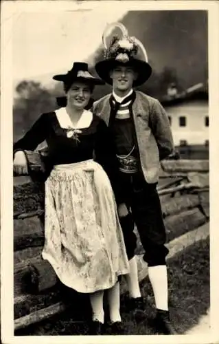 Ak Tirol Österreich, Mann und Frau in Zillertaler Trachten