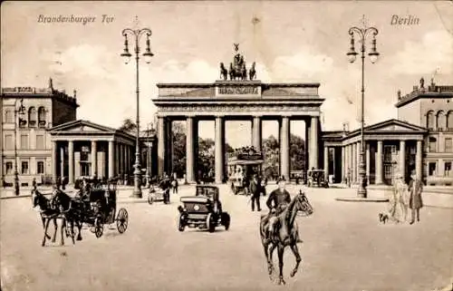 Ak Berlin Mitte, Brandenburger Tor, Pferdekutsche, Auto, Reiter, Autobus