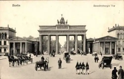 Ak Berlin Mitte, Brandenburger Tor, Pferdekutschen, Soldaten