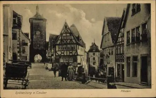 Ak Rothenburg ob der Tauber Mittelfranken, Fachwerkhaeuser, Torturm, Straßenszene mit Menschen...