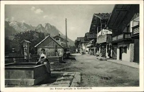 Ak Garmisch Partenkirchen in Oberbayern, Blick auf die Frühlingstraße in im Hintergrund sind ...