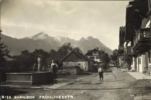 Foto Ak Garmisch Partenkirchen in Oberbayern, Zugspitze, Passanten