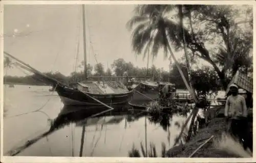 Ak Indonesien, Fischerboot am Anleger