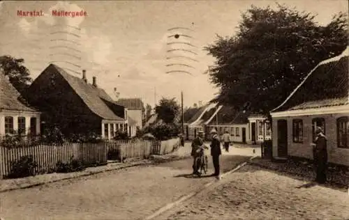 Ak Marstal Dänemark, Marstal. Mellergade, Straße mit Häusern, Bäume, Radfahrer, Person am Stra...