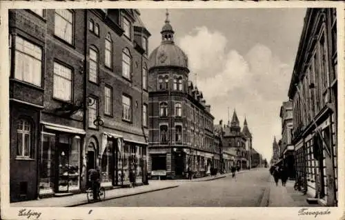 Ak Esbjerg Dänemark, Straße mit Gebäuden, Torvegade, historische Architektur, Menschen