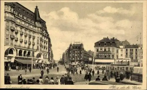 Ak Luxemburg Luxembourg, Platz mit Gebäuden, viele Menschen, Straßenbahn