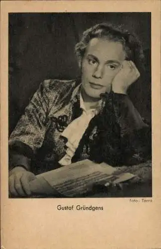 Ak Schauspieler Gustaf Gründgens, Portrait mit Partitur, Terra