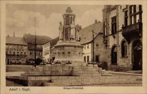 Ak Adorf im Vogtland, Krieger-Ehrenmal, Gebäude im Hintergrund, Apotheke, historisches Gebäude