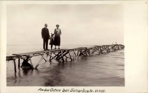 Ak Ostseebad Scharbeutz in Holstein, Personen auf Steg, Ostsee im Hintergrund,  Datum auf Vord...
