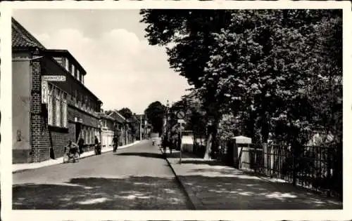 Ak Oldenburg in Holstein, Straße mit Bäumen, Bahnhofs Hotel, Schilder, Gehsteig, Personen, Fah...