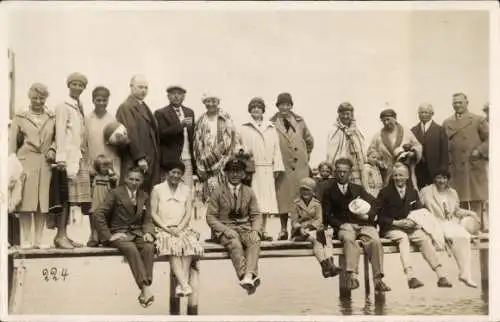 Ak Ostseebad Dahme in Holstein, Gruppe von Personen, Steg am Wasser, Ostseebad  Personen in Ba...