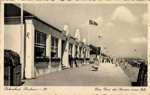 Ak Ostseebad Dahme in Holstein, Gebäude im  Spaziergänger, Flaggen wehen, Strandkörbe