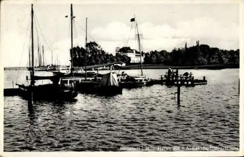 Ak Neustadt in Holstein, Boote im Hafen, Gebäude im Hintergrund, ruhiges Wasser, Schriftzug unten