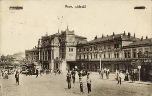 Ak Brno Brünn Südmähren, nadrazi, Blick zum Bahnhof, Straßenbahn