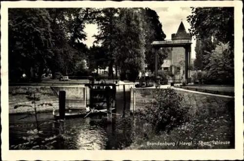 Ak Brandenburg a.d. Havel, Ruderboot an der Sperrschleuse, Park