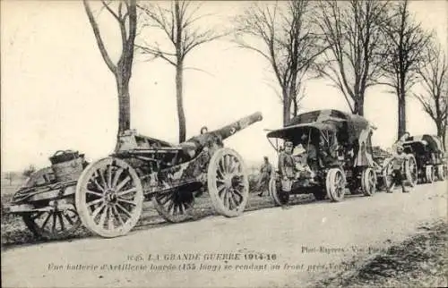 Ak Verdun Meuse, Artillerie, LKW und Soldaten auf einer Landstraße, Bäume am Straßenrand