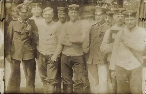 Ak Barr Elsass Bas Rhin, Männer in Uniformen stehen zusammen. Einer hält eine Zigarre in der H...