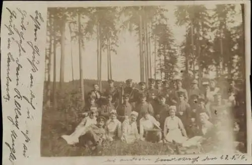 Foto Ak Deutsche Soldaten in Uniformen, Gruppenfoto, Wald, Frauen