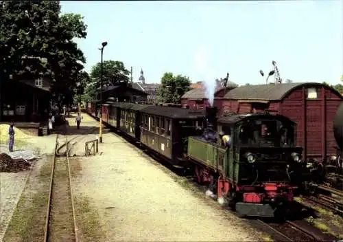 Ak Traditionsbahn Radebeul Ost - Radeburg, Dampflokomotive im Bahnhof Radeburg