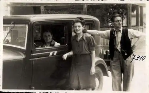 Foto Ak Paar am Auto, Autofahrer, Lächelnde Frau