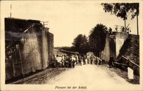 Ak Pioniere bei der Arbeit, Deutsche Pioniere stellen eine durch Bomben gesprengte Brücke wieder her
