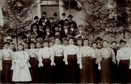 Foto Ak Männer in Uniformen, Musikinstrumente, Frauen, Gruppenfoto