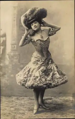 Ak Frau in besticktem Kleid mit Federhut