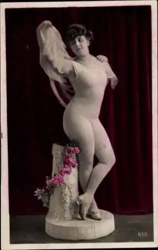 Ak Porträt einer jungen Frau, Kleid, Kopfschmuck