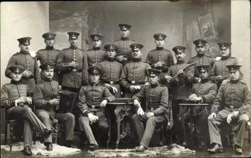 Foto Ak Neuburg an der Donau Oberbayern, Deutsche Soldaten in Uniform, Gruppenbild