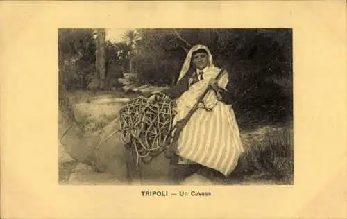 Ak Tripolis Tripoli Libyen, Tripoli Italiana, Einheimischer mit Gewehr und Korb auf dem Rücken...