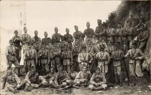 Ak Wellington Neuseeland, Männer in Uniformen mit Gewehren posieren vor einer Felswand.