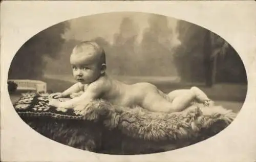 Ak Dresden Schönfeld Weißig Eschdorf, Baby liegt nackt auf einem Fell.