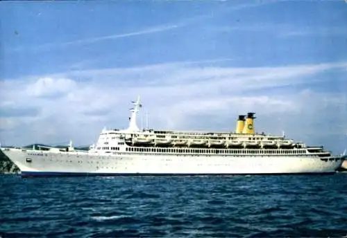 Ak Genova Genua Liguria, Das Bild zeigt ein großes Schiff, das im Wasser liegt. Der Himmel ist...