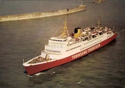 Ak Dover Kent England, Das Bild zeigt ein großes Schiff, das an einem Hafen liegt. Auf dem Sch...