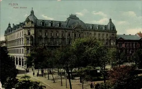 Ak Plzeň Pilsen Stadt, Hotel Waldek, historisches Gebäude, umgeben von Bäumen und Parkanlagen