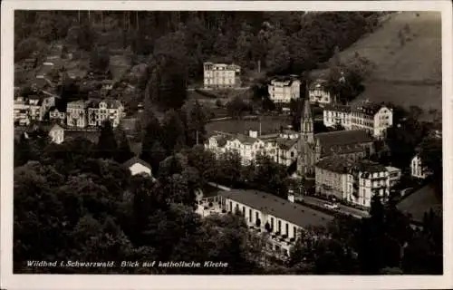 Ak Bad Wildbad im Schwarzwald, Blick auf die katholische Kirche, Landschaft, historische Gebäude