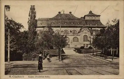 Ak Mönchengladbach am Niederrhein, Kaiser Friedrich-Halle, Baumreihe, Straße